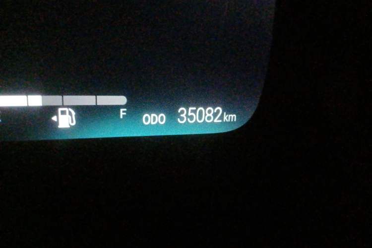 Used Toyota SIENNA 2021 2.5L Hybrid Platinum Edition Odometer Close Up