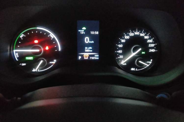 Used Toyota SIENNA 2021 2.5L Hybrid Premium Edition Odometer Close Up