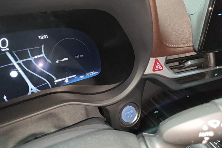 Used Toyota SIENNA 2021 2.5L Hybrid Platinum Edition Odometer Close Up