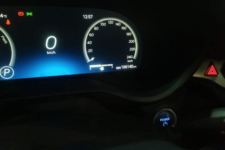 Used Toyota SIENNA 2021 2.5L Hybrid Platinum Edition Odometer Close Up