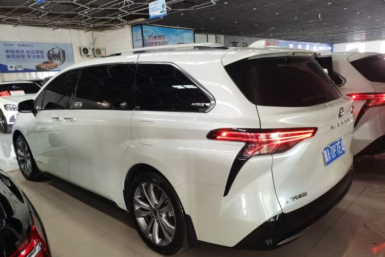 Used Toyota SIENNA 2021 2.5L Hybrid Premium Edition Rear Left 45 Deg