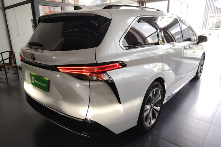 Used Toyota SIENNA 2021 2.5L Hybrid Premium Edition Rear Right 45 Deg
