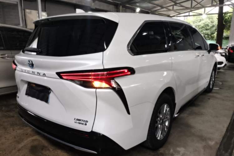 Used Toyota SIENNA 2021 2.5L Hybrid Premium Edition Rear Right 45 Deg