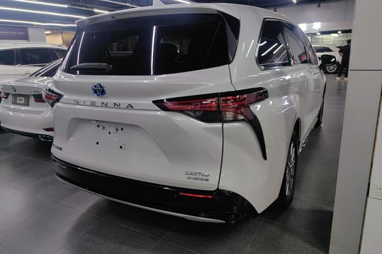 Used Toyota SIENNA 2021 2.5L Hybrid Premium Edition Rear Right 45 Deg