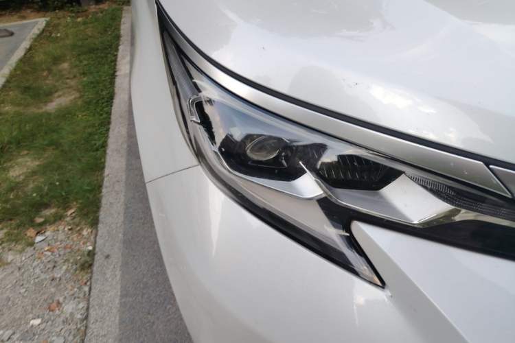 Used Toyota SIENNA 2021 2.5L Hybrid Premium Edition Right Front Headlight