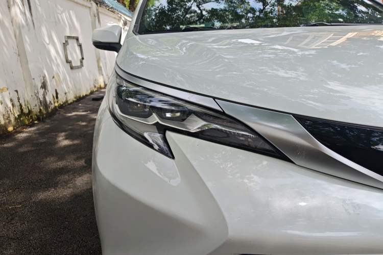Used Toyota SIENNA 2021 2.5L Hybrid Platinum Edition Right Front Headlight