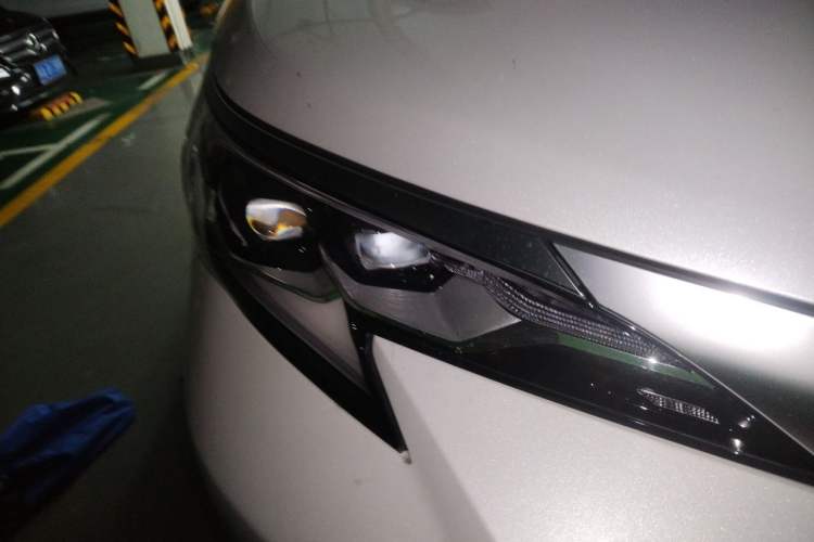 Used Toyota SIENNA 2021 2.5L Hybrid Platinum Edition Right Front Headlight