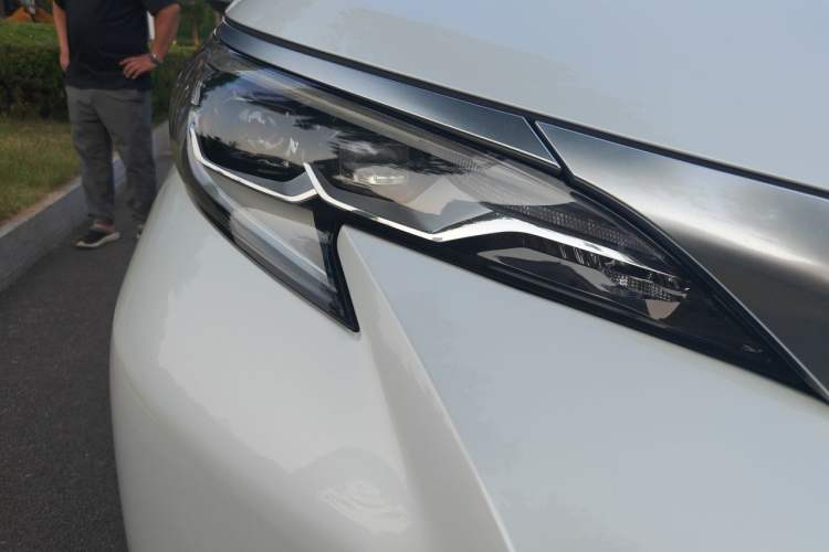 Used Toyota SIENNA 2021 2.5L Hybrid Platinum Edition Right Front Headlight