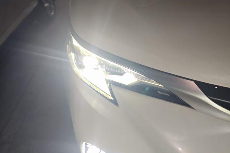 Used Toyota SIENNA 2021 2.5L Hybrid Premium Edition Right Front Headlight