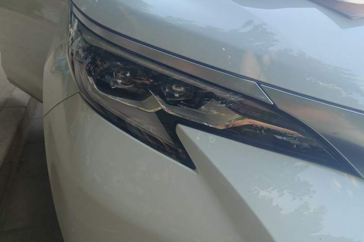 Used Toyota SIENNA 2021 2.5L Hybrid Platinum Edition Right Front Headlight