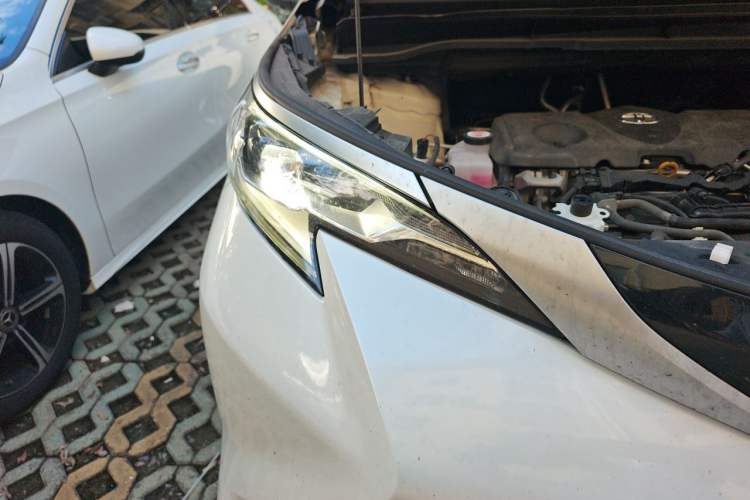 Used Toyota SIENNA 2021 2.5L Hybrid Platinum Edition Right Front Headlight