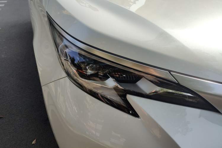 Used Toyota SIENNA 2021 2.5L Hybrid Premium Edition Right Front Headlight