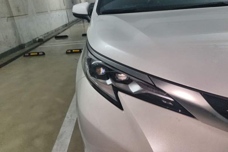 Used Toyota SIENNA 2021 2.5L Hybrid Platinum Edition Right Front Headlight
