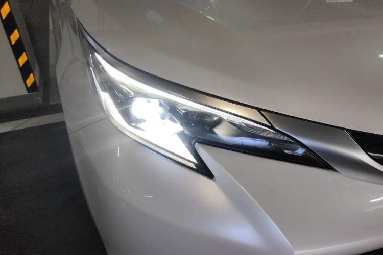 Used Toyota SIENNA 2021 2.5L Hybrid Premium Edition Right Front Headlight