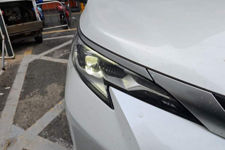 Used Toyota SIENNA 2021 2.5L Hybrid Premium Edition Right Front Headlight