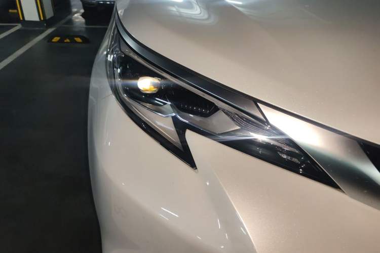 Used Toyota SIENNA 2021 2.5L Hybrid Premium Edition Right Front Headlight