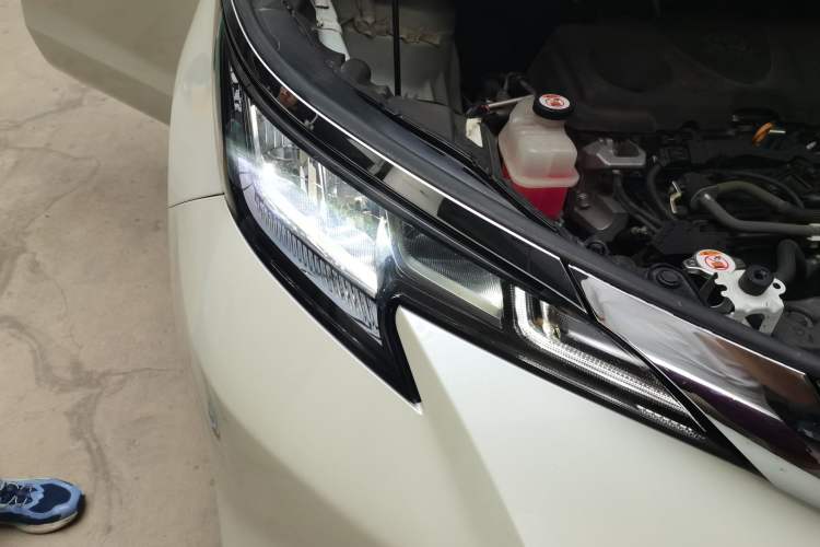 Used Toyota SIENNA  Right Front Headlight