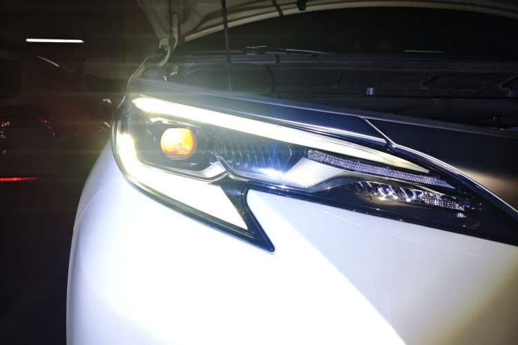 Used Toyota SIENNA 2021 2.5L Hybrid Ultimate Edition Right Front Headlight