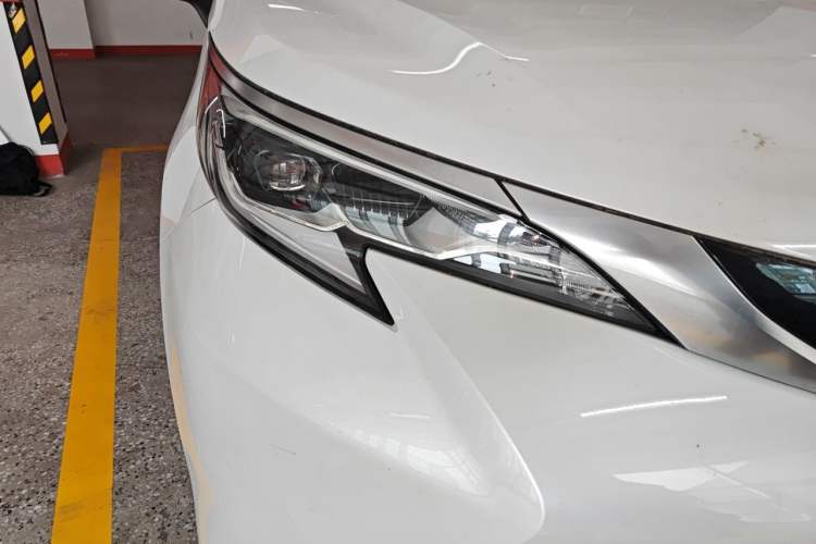 Used Toyota SIENNA 2021 2.5L Hybrid Premium Edition Right Front Headlight