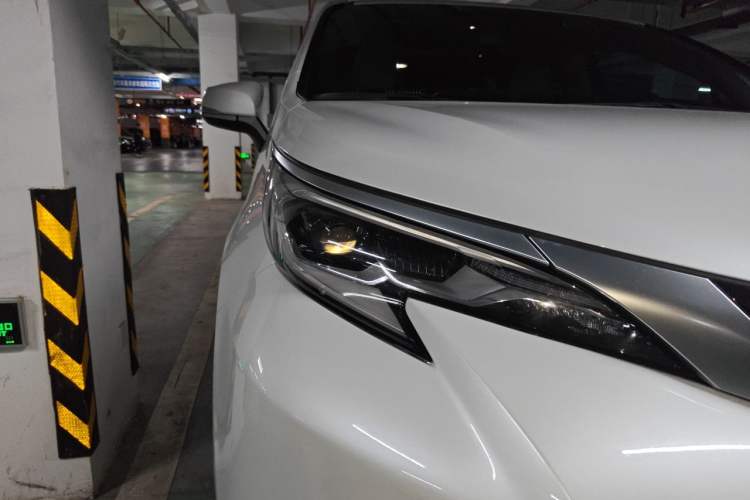 Used Toyota SIENNA 2021 2.5L Hybrid Premium Edition Right Front Headlight