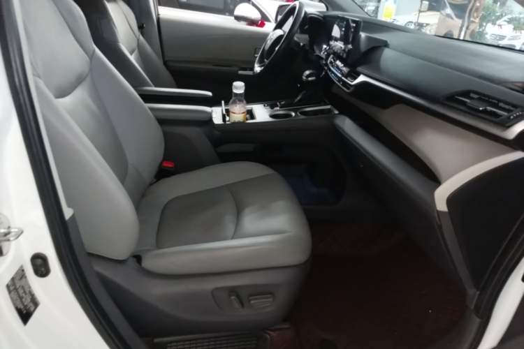 Used Toyota SIENNA 2021 2.5L Hybrid Luxury Edition Right Front Seat