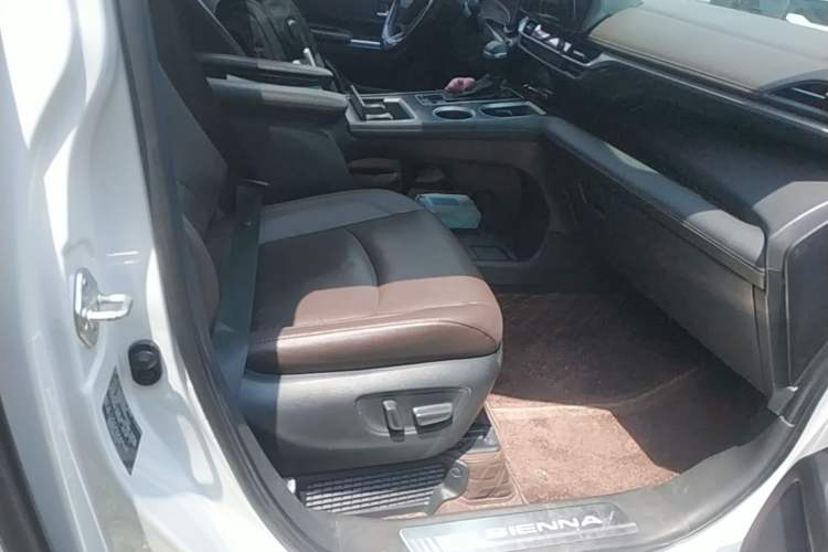 Used Toyota SIENNA 2021 2.5L Hybrid Platinum Edition Right Front Seat
