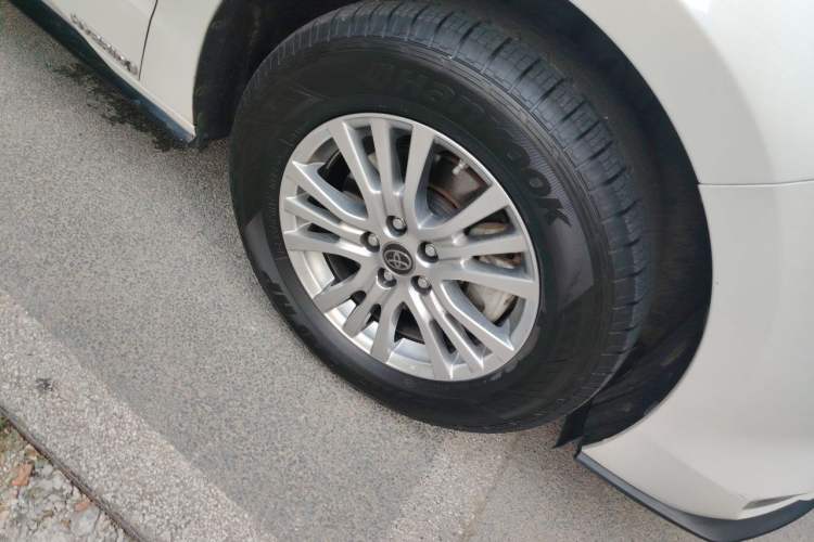 Used Toyota SIENNA 2021 2.5L Hybrid Premium Edition Right Front Wheel Hub