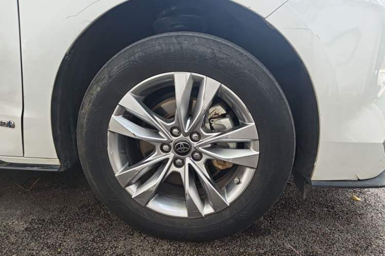 Used Toyota SIENNA 2021 2.5L Hybrid Platinum Edition Right Front Wheel Hub