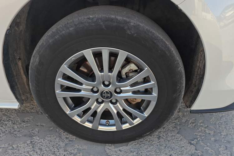 Used Toyota SIENNA 2021 2.5L Hybrid Comfort Edition Right Front Wheel Hub