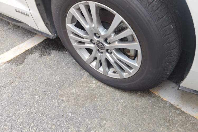 Used Toyota SIENNA 2021 2.5L Hybrid Premium Edition Right Front Wheel Hub