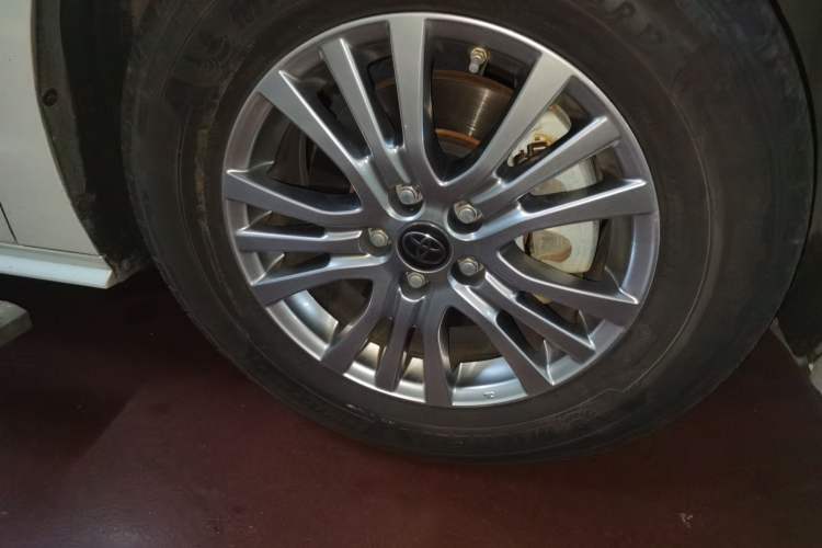 Used Toyota SIENNA 2021 2.5L Hybrid Comfort Edition Right Front Wheel Hub
