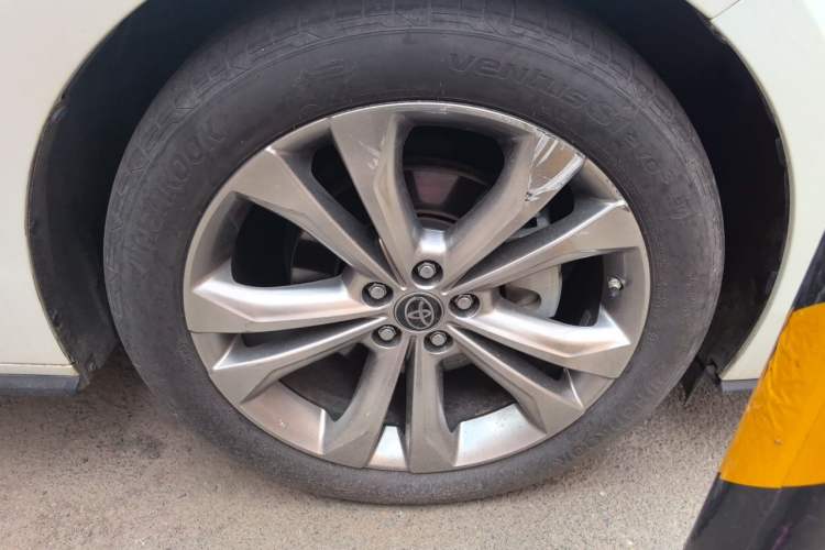 Used Toyota SIENNA 2021 2.5L Hybrid Premium Edition Right Front Wheel Hub