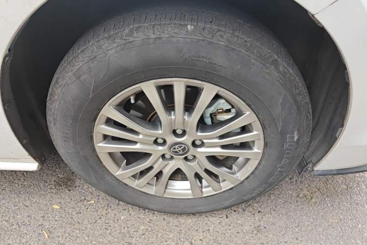 Used Toyota SIENNA 2021 2.5L Hybrid Comfort Edition Right Front Wheel Hub