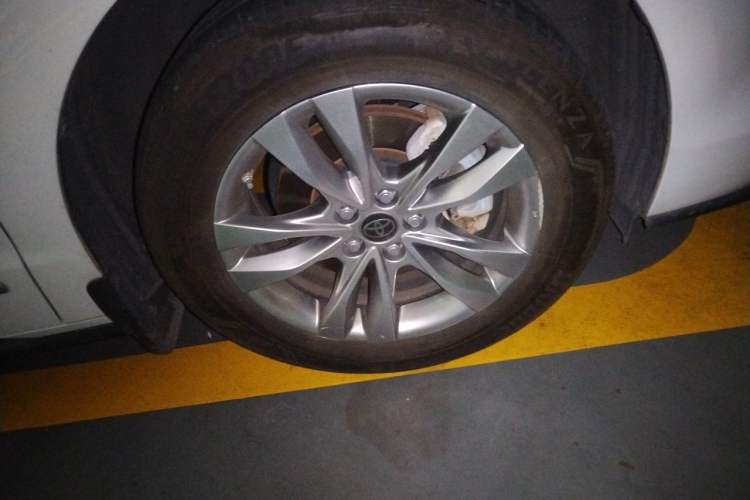 Used Toyota SIENNA 2021 2.5L Hybrid Platinum Edition Right Front Wheel Hub