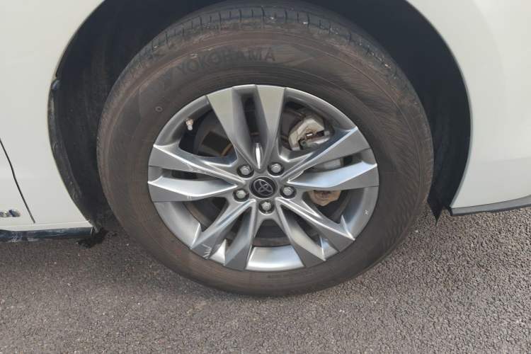 Used Toyota SIENNA 2021 2.5L Hybrid Platinum Edition Right Front Wheel Hub