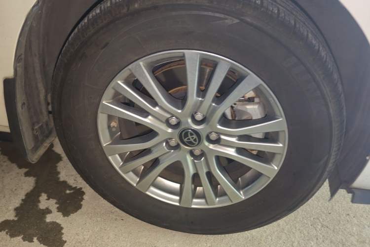 Used Toyota SIENNA 2021 2.5L Hybrid Premium Edition Right Front Wheel Hub