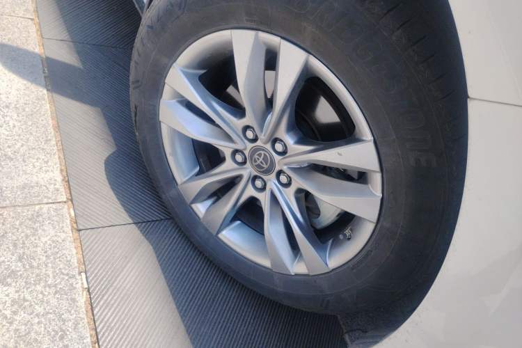 Used Toyota SIENNA 2021 2.5L Hybrid Platinum Edition Right Front Wheel Hub