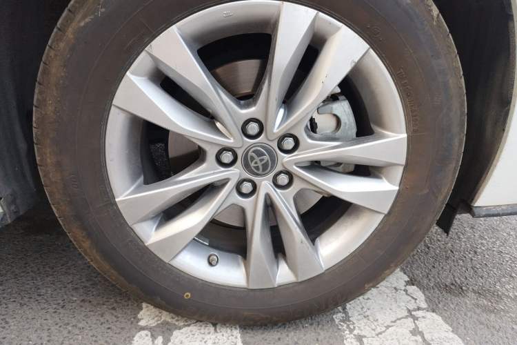 Used Toyota SIENNA 2021 2.5L Hybrid Platinum Edition Right Front Wheel Hub