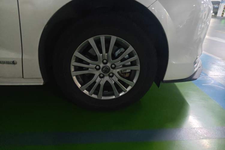 Used Toyota SIENNA 2021 2.5L Hybrid Comfort Edition Right Front Wheel Hub