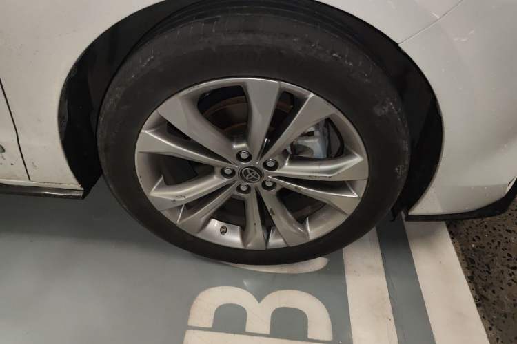 Used Toyota SIENNA 2021 2.5L Hybrid Platinum Edition Right Front Wheel Hub