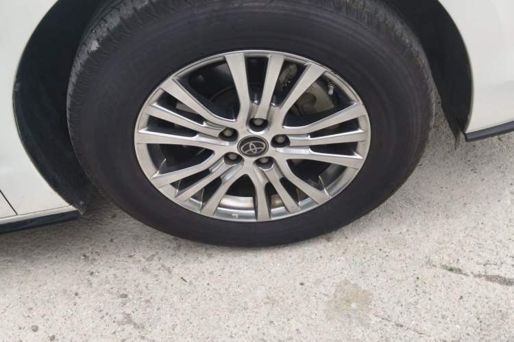 Used Toyota SIENNA 2021 2.5L Hybrid Luxury Edition Right Front Wheel Hub
