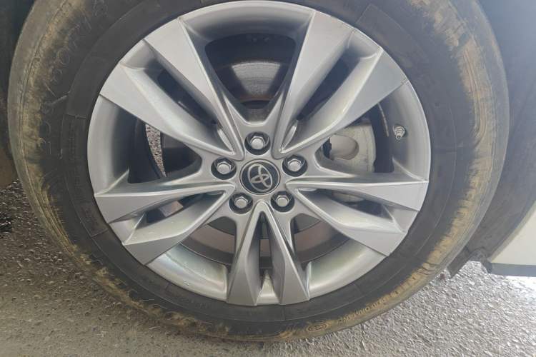 Used Toyota SIENNA 2021 2.5L Hybrid Platinum Edition Right Front Wheel Hub