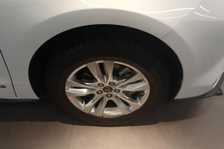 Used Toyota SIENNA 2021 2.5L Hybrid Platinum Edition Right Front Wheel Hub