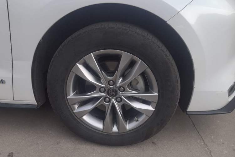 Used Toyota SIENNA 2021 2.5L Hybrid Platinum Edition Right Front Wheel Hub
