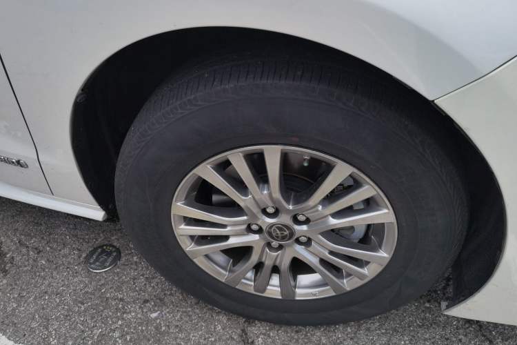 Used Toyota SIENNA 2021 2.5L Hybrid Comfort Edition Right Front Wheel Hub