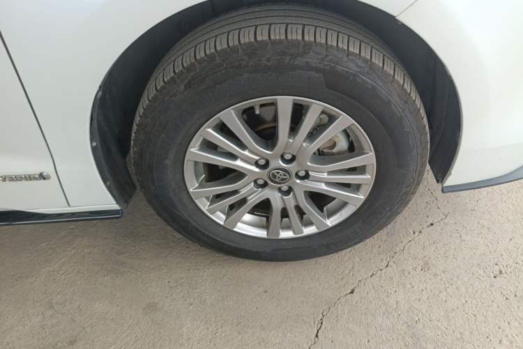 Used Toyota SIENNA 2021 2.5L Hybrid Premium Edition Right Front Wheel Hub