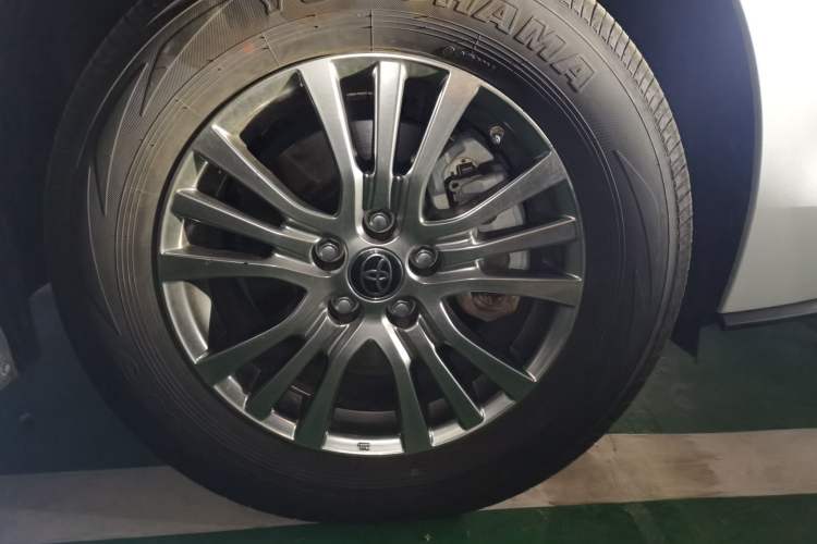 Used Toyota SIENNA 2021 2.5L Hybrid Premium Edition Right Front Wheel Hub