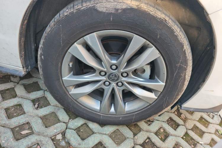 Used Toyota SIENNA 2021 2.5L Hybrid Platinum Edition Right Front Wheel Hub