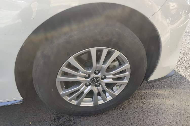 Used Toyota SIENNA 2021 2.5L Hybrid Premium Edition Right Front Wheel Hub