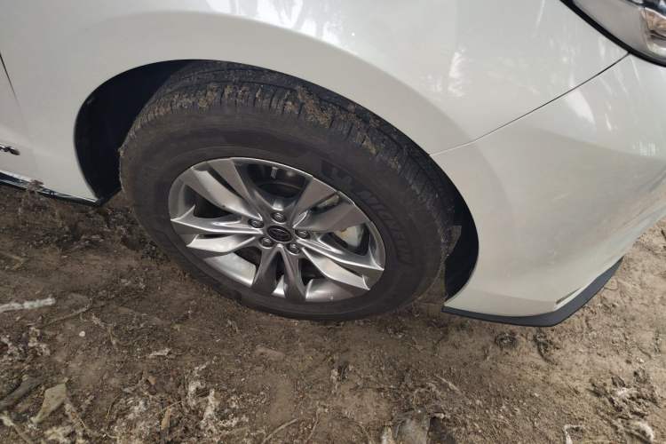 Used Toyota SIENNA 2021 2.5L Hybrid Platinum Edition Right Front Wheel Hub